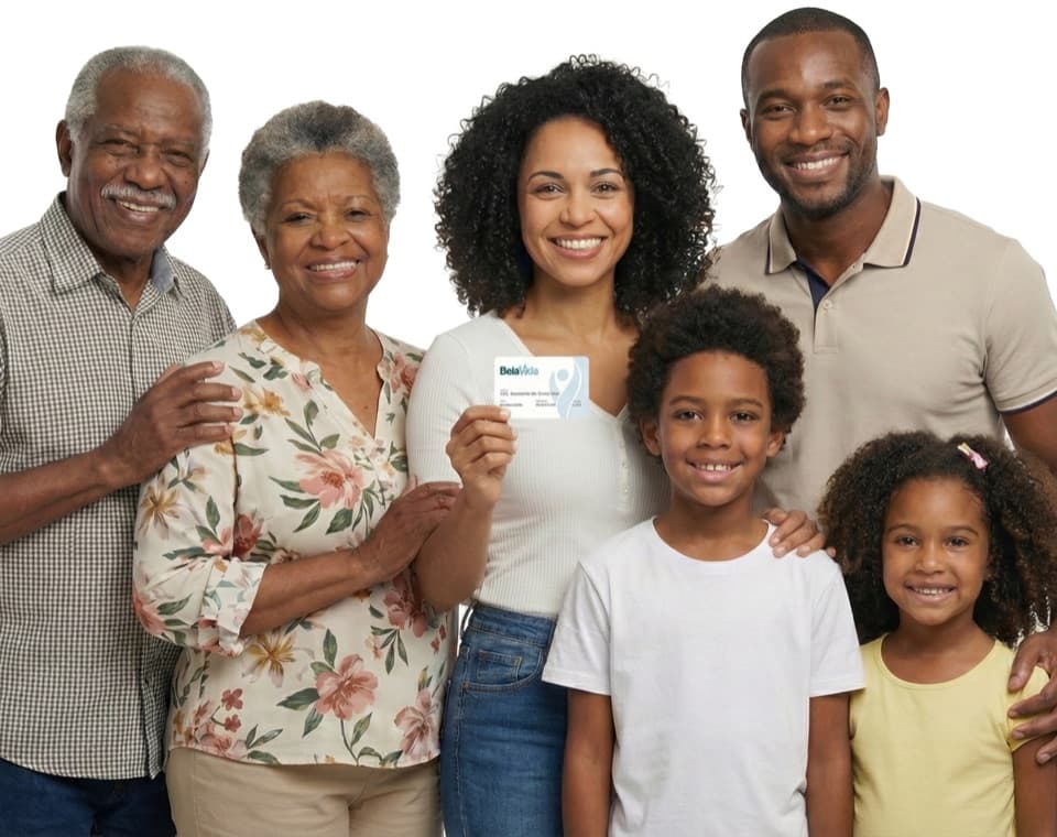 Família sorridente representando os benefícios do Cartão Bela Vida Saúde