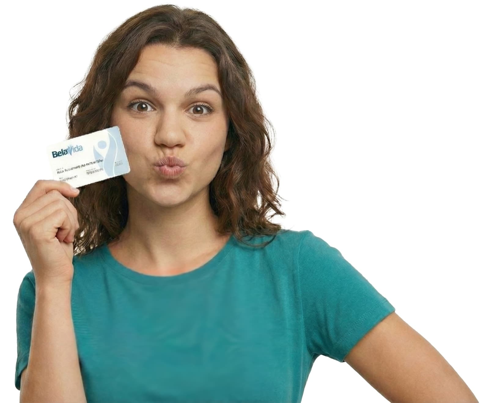 Mulher segurando o Cartão Bela Vida